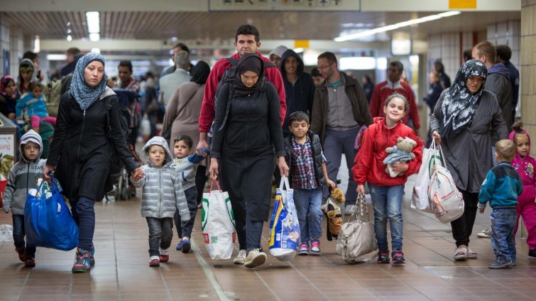 flüchtlinge kommen im hauptbahnhof dortmund an 6 september 2015